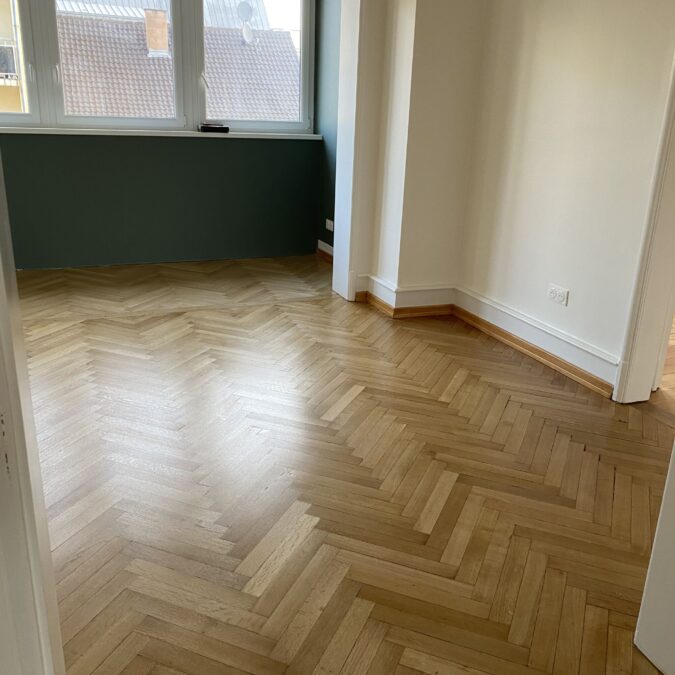Avant Après 2  Parquet en chêne bâton rompu avec finition satiné Mutzig