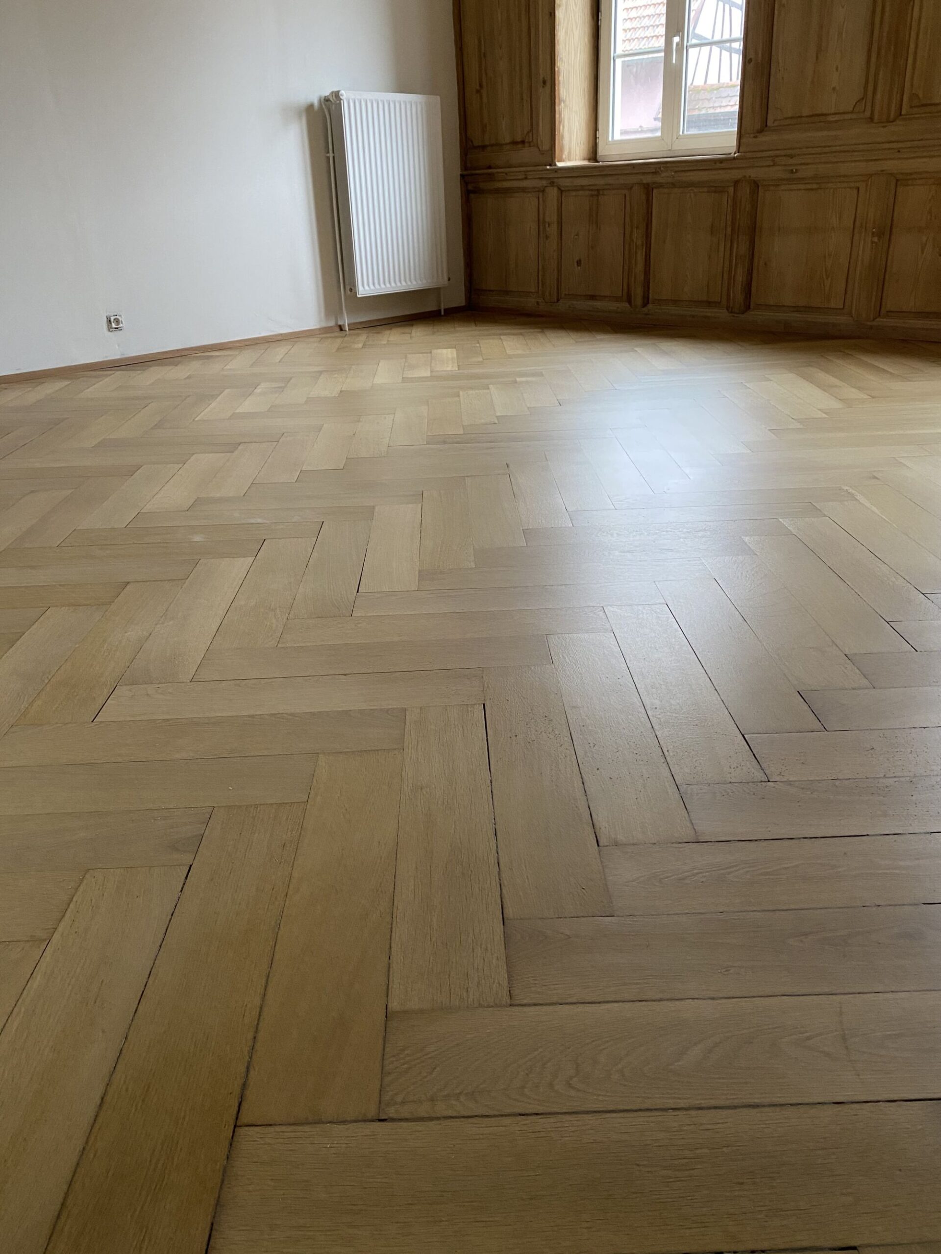 Avant après Ponçage d&rsquo;un parquet en chêne bâton rompu finition Matt Wintzenheim