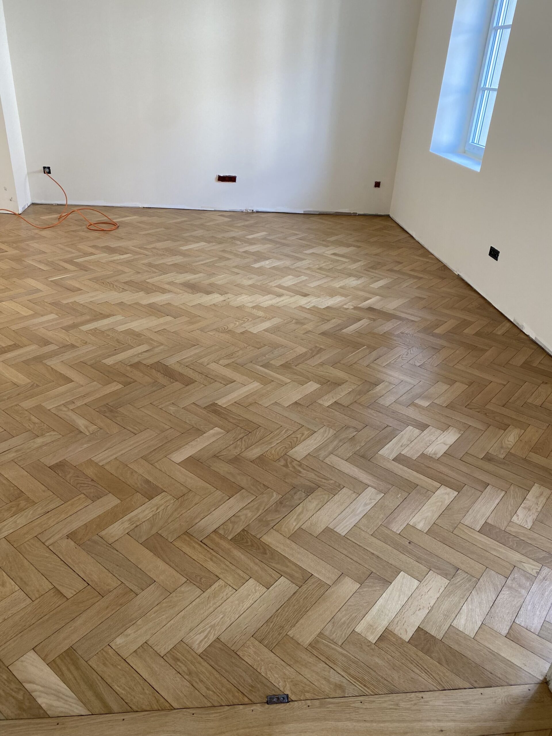 Avant après Photo parquet chêne bâton rompu finition satiné Mutzig